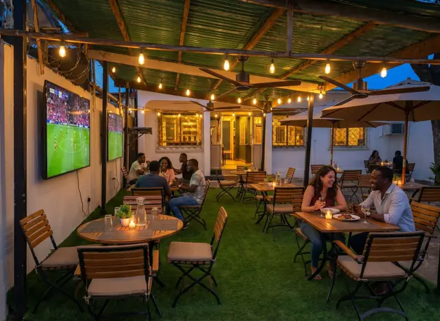 Terrasse couverte le soir, match retransmis sur grand écran